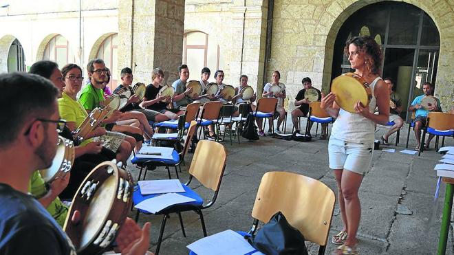 Vanesa Muela en su taller de pandereta celebrado ayer en Ciudad Rodrigo.